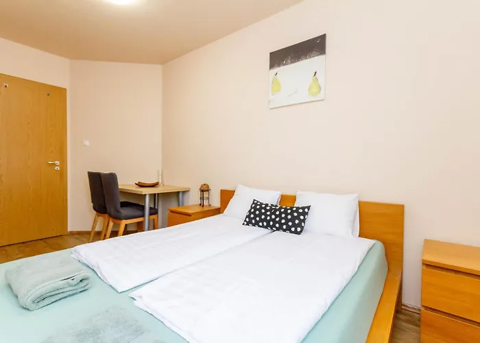 2bdr Contempo Retreat With Free Parking By Nw * Budapešť