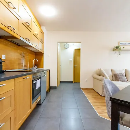 2bdr Contempo Retreat With Free Parking By Nw * Budapešť